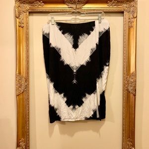 black and white abstract print skirt w/ side slit